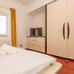 Casa de Férias 4 Bedroom Stunning In Brodarica (Sibenik-Knin)