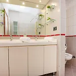 4 Bedroom Stunning In Casa de Férias Brodarica (Sibenik-Knin)