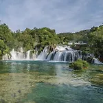 4 Bedroom Stunning In Casa de Férias Brodarica (Sibenik-Knin)