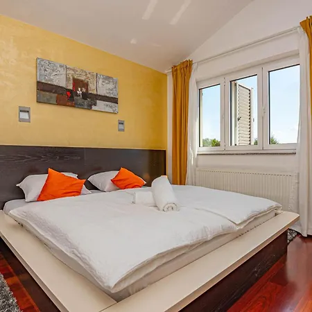 Casa de Férias 4 Bedroom Stunning In Brodarica (Sibenik-Knin)