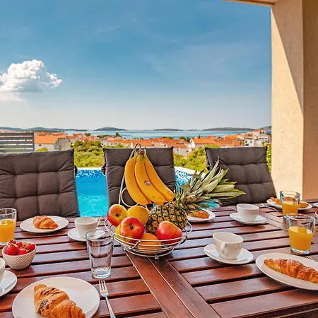 4 Bedroom Stunning In Holiday home