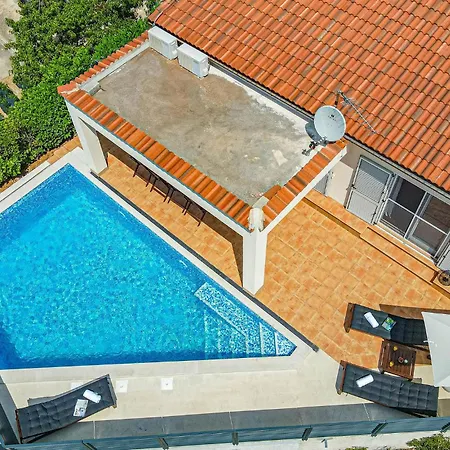 4 Bedroom Stunning In Holiday home Brodarica (Sibenik-Knin)