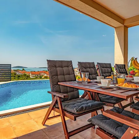 Holiday home 4 Bedroom Stunning In Brodarica (Sibenik-Knin)