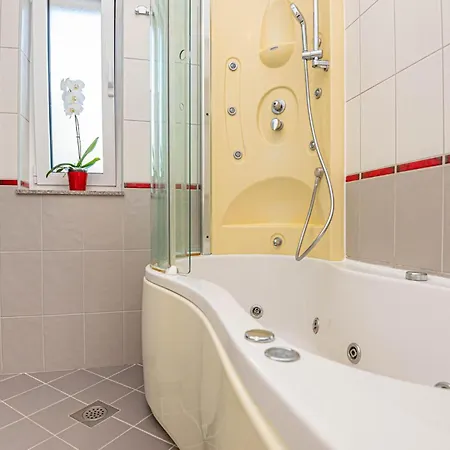 4 Bedroom Stunning In Brodarica (Sibenik-Knin)