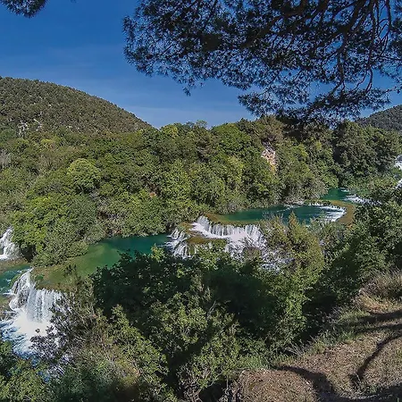 Holiday home 4 Bedroom Stunning In Brodarica (Sibenik-Knin)
