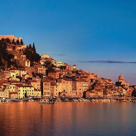 Casa vacanze 4 Bedroom Stunning In Brodarica (Sibenik-Knin)