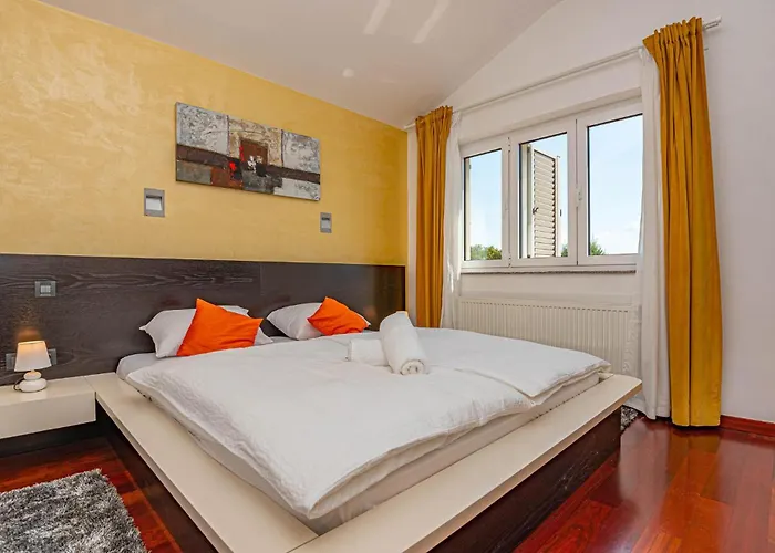 Vakantiehuis 4 Bedroom Stunning In Brodarica (Sibenik-Knin)