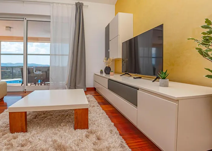 4 Bedroom Stunning In Casa de Férias Brodarica (Sibenik-Knin)