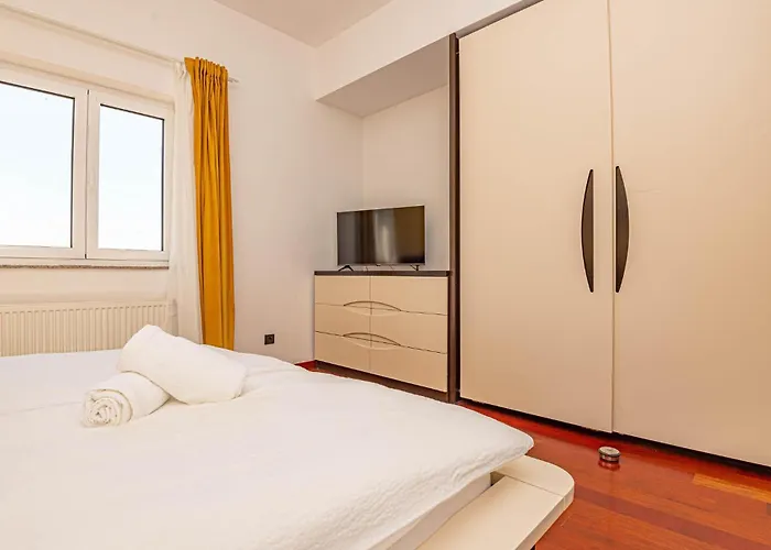 Casa de Férias 4 Bedroom Stunning In Brodarica (Sibenik-Knin)