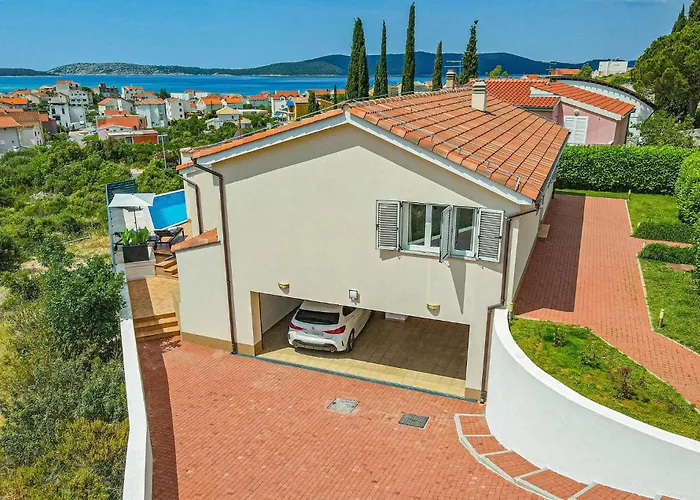 4 Bedroom Stunning In Casa de Férias Brodarica (Sibenik-Knin)