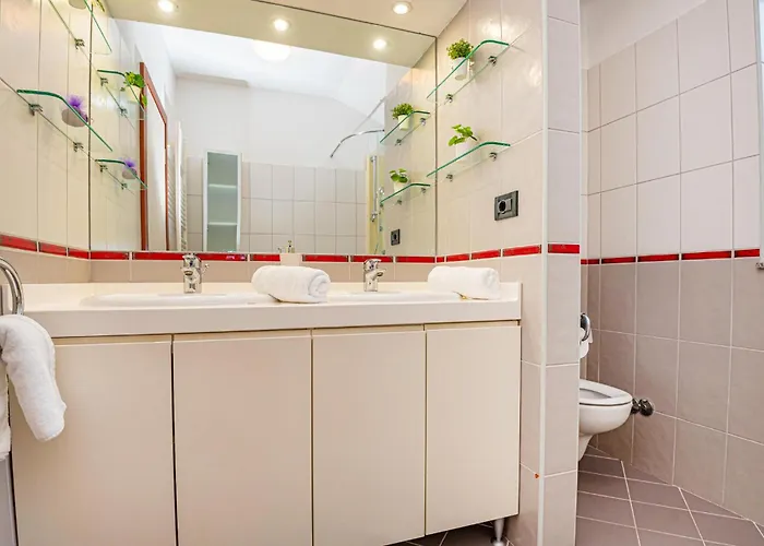 4 Bedroom Stunning In Casa de Férias Brodarica (Sibenik-Knin)